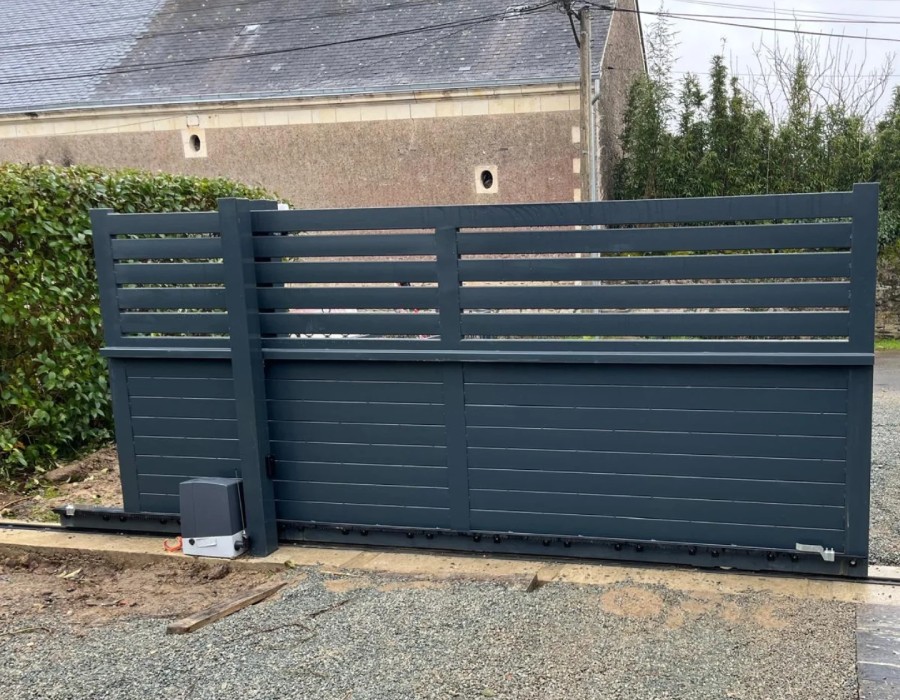Portail motorisé aluminium – AC2A Aubance Portail coulissant motorisé en aluminium gris anthracite installé par AC2A Aubance, spécialiste en automatisme à Brissac-Loire-Aubance.