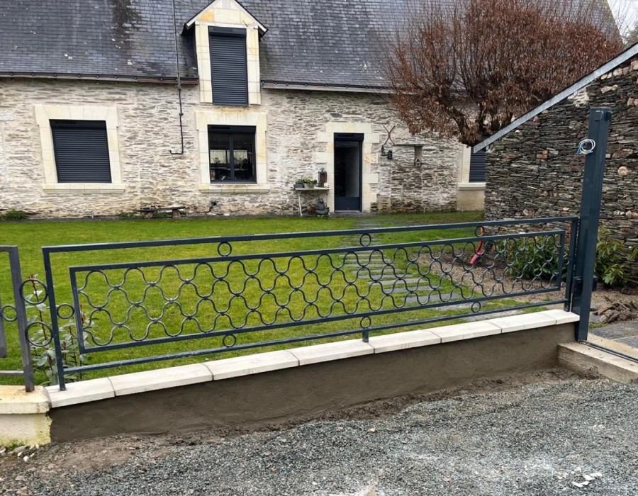 Garde-corps métallique sur mesure – AC2A Aubance Garde-corps en acier thermolaqué gris installé par AC2A Aubance, alliant sécurité et esthétique pour un aménagement extérieur élégant.