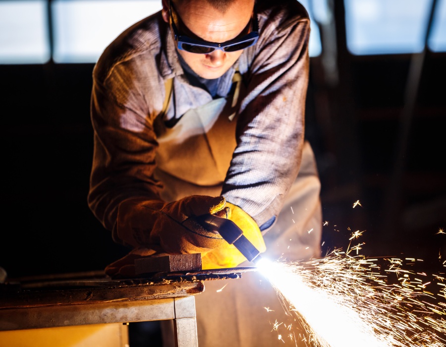 Artisan métallier en découpe de métal avec outils professionnels