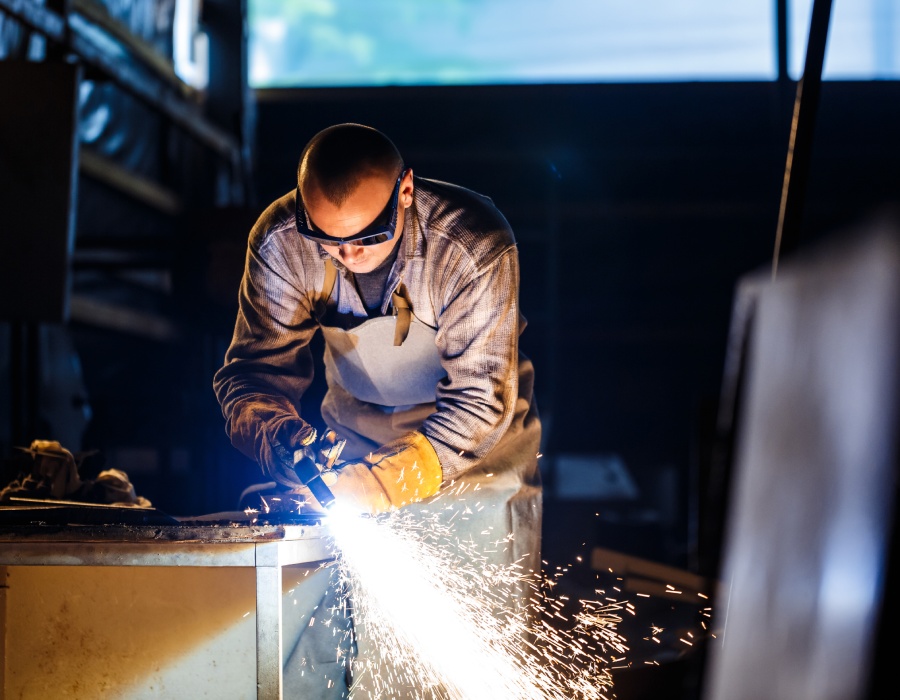 Artisan métallier en découpe métallique au plasma