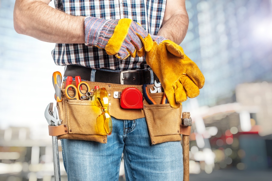 Artisan multiservices – AC2A Aubance Artisan multiservices équipé de ses outils, prêt pour des travaux de rénovation et d’aménagement avec AC2A Aubance.