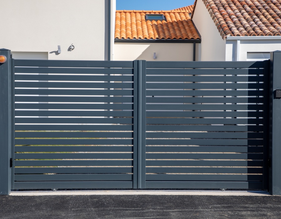 Portail aluminium moderne – AC2A Aubance Portail battant en aluminium gris anthracite installé par AC2A Aubance, spécialiste en automatisation et métallerie.